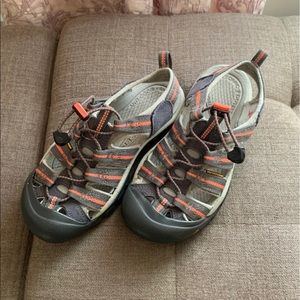 Keen gray pink sandals sz 6